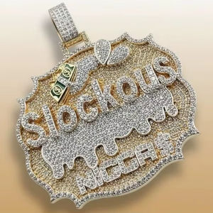 Colgante de Placa con Nombre Personalizado de Moissanita, con Incrustaciones de Diamantes de Corte Redondo en Forma de Letras, de Plata 925, Joyería Fina, Colgantes y Dijes - Product Image 1