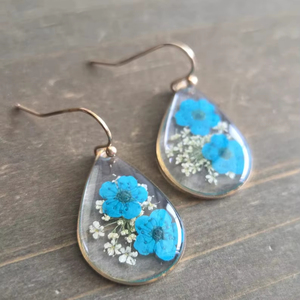Boucles d'oreilles tendance en résine éco-responsable motif ange, article très prisé pour femme, fabriquées à la main en Inde, artisanat en résine pour fêtes - Product Image 1