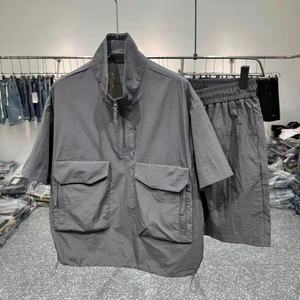 Veste demi-zippée grise à manches courtes pour homme avec poches latérales, légère, respirante, tenue décontractée d'été, design uni, coupe ample - Product Image 3