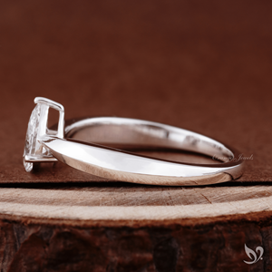 Anillo Solitario de Diamante Cultivado en Laboratorio de 0.5 Quilates, Corte Pera, Diseño de Tallo Puntiagudo en Oro Blanco de 10K, Elegante Anillo de Compromiso y Boda de Lujo - Product Image 3