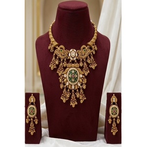 Ensemble collier et boucles d'oreilles en moissanite plaqué or de qualité supérieure, style Rajwadhi, pour collection de mariage. - Product Image 1