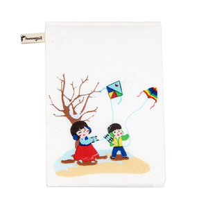 Toalla Hwangsil: Toalla de Mano y Cara de Lujo de Algodón Premium con Ilustración de Juego Tradicional Coreano, Jacquard para Baño - Product Image 6