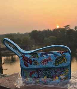 กระเป๋าถือทำมือจากอินเดีย รับรองโดย MS Handicraft ประดับด้วยลูกปัดแก้วหลากสี ดีไซน์ทรงบาแกตต์ รูปทรงตามสั่ง - Product Image 1