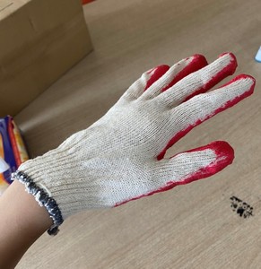 Gants tricotés résistants aux coupures en coton rouge enduit de latex, ambidextres, à manchette extensible, pour le nettoyage domestique et la protection - Product Image 1