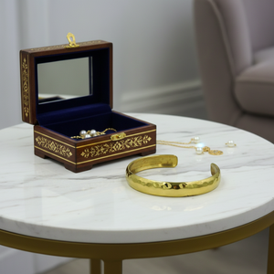 กำไลข้อมือทองเหลืองตีลายทำมือ - กำไลปรับขนาดได้สีทอง - เครื่องประดับเรียบง่ายสำหรับผู้ชายและผู้หญิง - Product Image 5