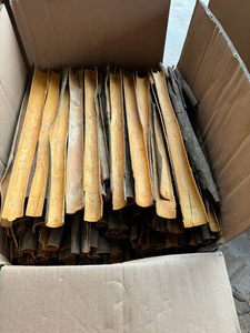 Fournisseur d'usine en gros – Bâtonnets de cannelle de Cassia du Vietnam séchés, bruts, fendus, de qualité supérieure, à bas prix – Herbes et épices simples - Product Image 1