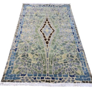 Tapis moderne abstrait en mosaïque noué à la main, motif géométrique vert et bleu, en verre teinté, laine et soie, avec franges - Product Image 2