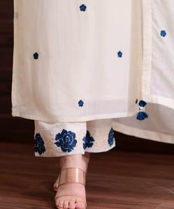 Elegante Conjunto Étnico de Tres Piezas para Mujer, Salwar Kameez de Algodón con Bordado Intrincado, Túnica, Pantalones y Pañuelo - Product Image 2