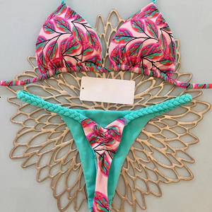 Ensemble bikini femme de haute qualité noir à bretelles chaînes, décolleté plongeant, dos nu, à nouer, string en V, motif floral sur le devant, couleur unie - Product Image 3