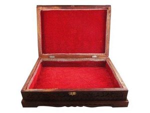 กล่องใส่คัมภีร์กุรอานไม้ทำมือรักษ์โลก พร้อมลายทองเหลืองและบุผ้ากำมะหยี่ กล่องเก็บของอิสลามสุดหรู (รูปทรงสี่เหลี่ยมผืนผ้า) - Product Image 4