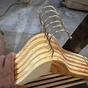 Perchas de Madera de Pino Maciza Ecológicas y Duraderas para Camisas, Trajes, Vestidos, Sala de Estar, Armario, Baño, Almacenamiento, Venta al por Mayor - Product Image 5