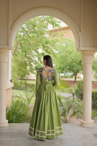 ชุดเดรส Anarkali สีเขียวมะกอกปักลาย แขนยาว ทรงบาน ยาวแบบ Maxi ชุดพื้นเมืองสำหรับงานปาร์ตี้และงานแต่งงาน - Product Image 3