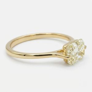 Bague de fiançailles en diamant de laboratoire taille radiant East West de 1,00 carat certifié IGI, en or jaune massif 9 carats, avec demi-sertissage solitaire - Product Image 2