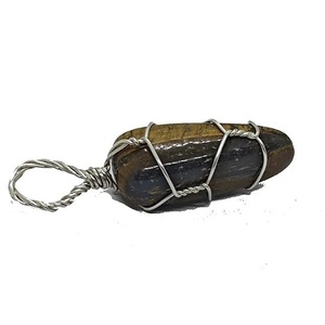 Colgante de ojo de tigre de cristal pulido con engaste de bisel, dije de aleación, estilo clásico, collar de moda unisex - Product Image 1