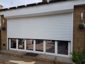 Volet roulant motorisé, design industriel, isolation thermique, surface finie, utilisation extérieure pour garage - Product Image 1
