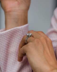 Anillo con Halo Oculto de Diamante Cultivado en Laboratorio de 2.51CT, Corte Redondo, para Mujer, Oro Blanco de 14K, Ideal para Regalo de Compromiso o para Enamorados - Product Image 2