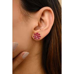 Boucles d'oreilles clous florales en or massif 18 carats avec grappe de rubis et accents de diamants - Product Image 3