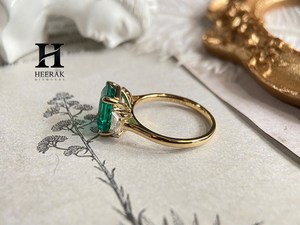 Anillo de Compromiso de Lujo con Esmeralda Verde Corte Esmeralda, Oro de 14K, Anillo de Boda de Tres Piedras con Diamantes de Laboratorio Trapezoidales Laterales - Product Image 3