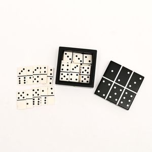 Jeu de dominos en résine noir et blanc dans une boîte carrée avec motif à pois classique pour le jeu ou la décoration, points blancs classiques et décoratifs - Product Image 6