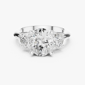Bague de fiançailles à trois pierres en diamant de laboratoire taille ovale 2,05 carats, or jaune 9K avec pierres latérales rondes, bijoux OEM en gros - Product Image 3