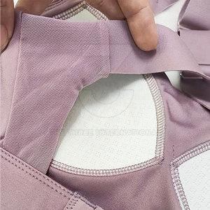 Soutien-gorge de sport respirant à séchage rapide et maintien élevé avec logo frontal, design simple pour le yoga et le confort quotidien - Product Image 5