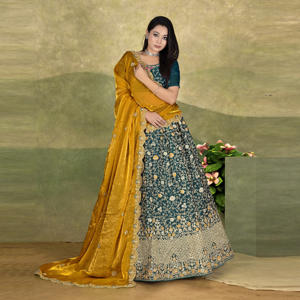 Lehenga Choli Fendy con bordado de hilo y zari, lehenga acampanada con ribete elaborado y dupatta a juego - Product Image 1