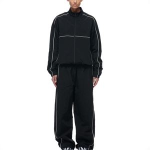 Conjunto de Chaqueta Cortavientos y Pantalones Deportivos para Mujer, de Nailon Negro Ligero y Reflectante, Estilo Urbano, Corte Regular - Product Image 1
