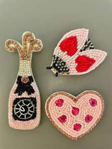 Broche de moda hecho a mano con cuentas, pin bordado colorido y único a precio económico. - Product Image 2