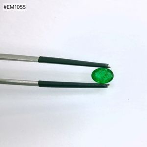 พลอยมรกตแซมเบียสีเขียวธรรมชาติ 100% รูปทรงวงรี น้ำหนัก 0.65 กะรัต คุณภาพสูง สีอ่อนใส เหมาะสำหรับแหวนและจี้ - Product Image 1