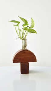 Porte-vase minimaliste en bois avec trois tubes en verre pour la décoration de table - Product Image 4