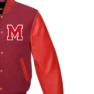 Chaqueta Varsity Marrón para Hombre con Mangas de Cuero PU Rojo, Logotipo M Bordado, Estilo Preppy, Cuello Camisero, Corte Regular - Product Image 6