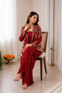 Conjunto de Sari de Seda Satinada Bordada en Borgoña con Volantes Florales, Traje Tradicional Moderno para Mujer, para Bodas, Graduaciones y Fiestas - Product Image 2
