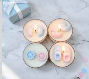 Vela de cera de soja hecha a mano de lujo con forma de zapato de bebé, elegante y perfumada, con etiqueta personalizada, ideal como regalo de recuerdo para baby shower o cumpleaños. - Product Image 1