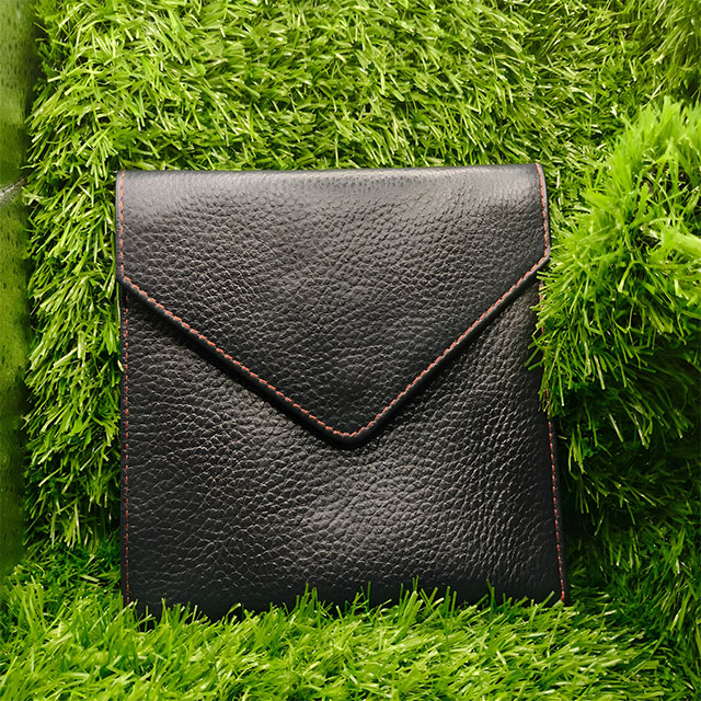 สีดำพร้อมตะเข็บสีแดง