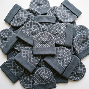 Gorro de punto con diseño de hoja de arce, gorro marrón con puño, gorro jacquard para otoño e invierno, fabricante y proveedor de ropa de abrigo al por mayor para exportación. - Product Image 6
