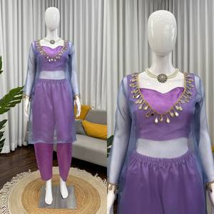 TOP PENT BLUSE AUS SCHWEREM ORGANZA MIT SEIDENFÄDEN & ECHTER SPIEGELARBEIT – Moderner Party-Anzug, knielang, normale Passform - Product Image 5