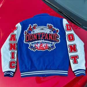 Chaqueta Universitaria de Béisbol para Hombre, Estilo Urbano, con Mangas de Cuero y Personalización de Marca - Product Image 2