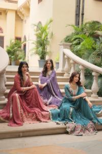 Traje Sharara de Manga Larga Estilo Indio y Pakistaní con Tela de Georgette Sintética y Bordado de Lentejuelas para Bodas - Product Image 5