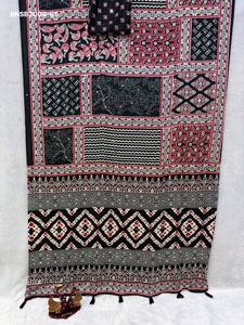 Sari en crêpe de satin de qualité supérieure avec imprimé Ajrakh, travail de miroir véritable et pampilles, ensemble avec blouse assortie - Fournisseur mondial - Product Image 2