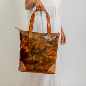 Bolso de mano de cuero de alta calidad para mujer, con diseño de flores en relieve, pintado a mano, a la moda, bolso tote individual. - Product Image 2