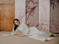 KEANGGUNAN Gaun Ao Dai Tradisional Vietnam - Kain Tenun Bermotif Bunga yang Elegan dan Berkelas dengan Detail Kancing Alami untuk Acara Formal
