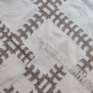 Tapis en laine fait main Durrie, motif abstrait gris et blanc minimaliste, tissage plat, écologique, antidérapant - Product Image 2