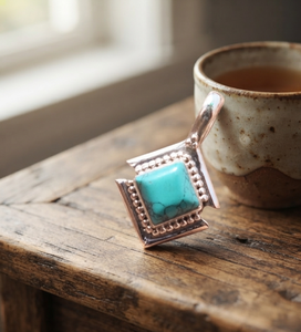 Pendentif carré en argent sterling 925 avec turquoise bleue naturelle, fait main, monture géométrique perlée, sertissage clos, or rose et jaune - Product Image 6