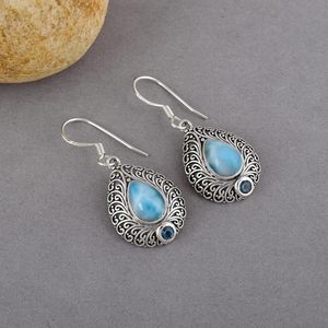 Nuevos pendientes colgantes finos de plata de ley 925 maciza con larimar natural de corte pera y topacio azul de corte brillante redondo en forma de lágrima con filigrana. - Product Image 1