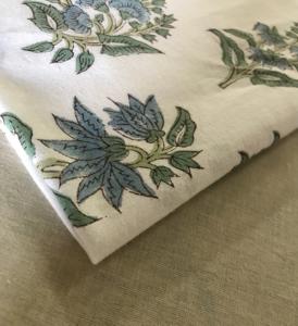 Tissu en coton imprimé à la main – Motif floral Buta de petite taille |   Bleu turquoise et vert olive |   Textile indien fait main - Product Image 4