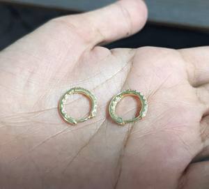 Pendientes de aro con diamantes cultivados en laboratorio de corte redondo de 0,80 quilates para mujer, regalo de aniversario, pendientes de oro amarillo macizo de 10 quilates - Product Image 5