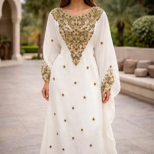Elegante Caftán Farasha Blanco con Bordado de Cuello en Dorado, Adorno de Cuentas de Cristal, Largo MAXI, Mangas de Mariposa para Boda - Product Image 1