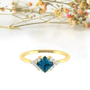 Anillo de moda 2026: Anillo delicado de oro amarillo de 14k con topacio azul de Londres de corte cuadrado de 5 mm y medio halo de diamantes, listo para enviar. - Product Image 1