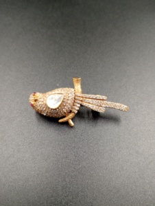 Broche d'oiseau en argent 925 de luxe Amaira Jewels, sertie de diamants, pierre centrale taille cœur, forme animale, cadeau unisexe - Product Image 4