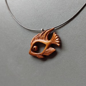 Collar con colgante de pez de madera tallado a mano, diseño minimalista marrón natural para hombres y mujeres, regalo de joyería - Product Image 5
